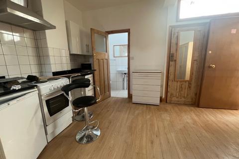 Studio to rent, Winchester Road, London N9