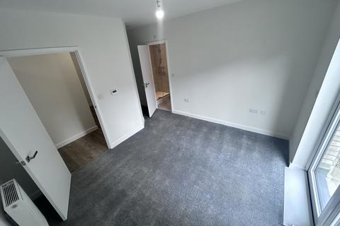2 bedroom flat to rent, Luctons Close, IG10