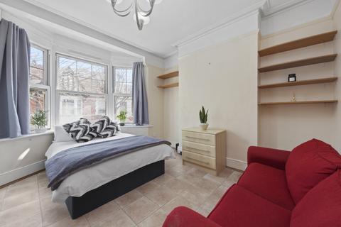 1 bedroom in a house share to rent, Northcote Avenue, London W5