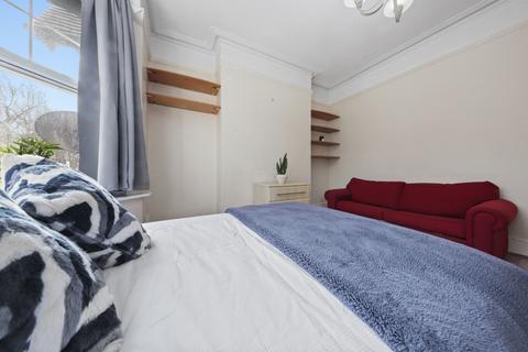 1 bedroom in a house share to rent, Northcote Avenue, London W5