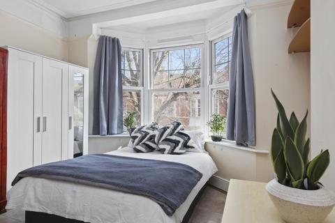 1 bedroom in a house share to rent, Northcote Avenue, London W5