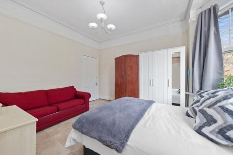 1 bedroom in a house share to rent, Northcote Avenue, London W5