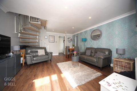 2 bedroom end of terrace house for sale, Rochford Drive, Luton, Bedfordshire, LU2