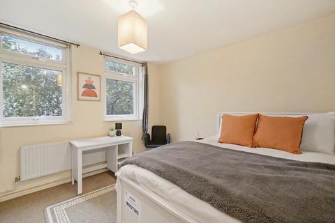 1 bedroom in a house share to rent, Chippenham Road, London W9