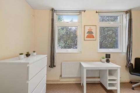 1 bedroom in a house share to rent, Chippenham Road, London W9