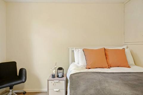 1 bedroom in a house share to rent, Chippenham Road, London W9