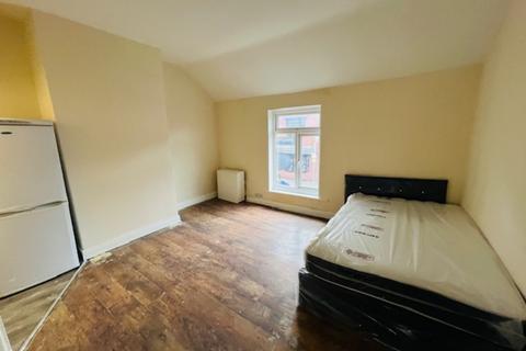 1 bedroom flat to rent, High Street, Lye