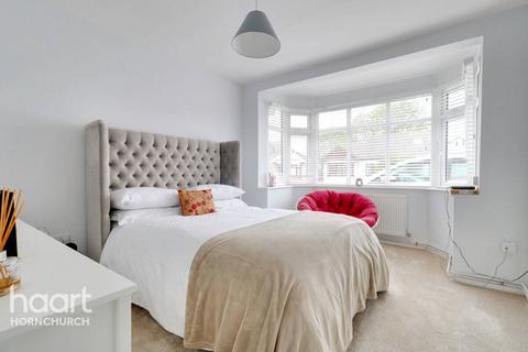 95 Randall Drive, Hornchurch, RM12 6TA