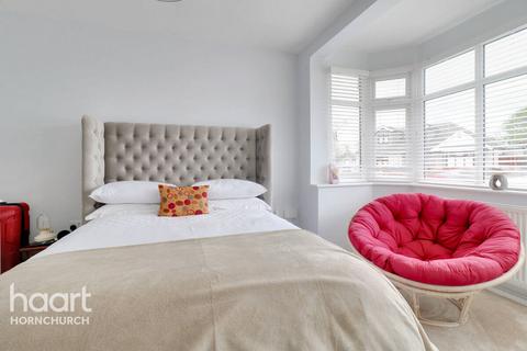 95 Randall Drive, Hornchurch, RM12 6TA