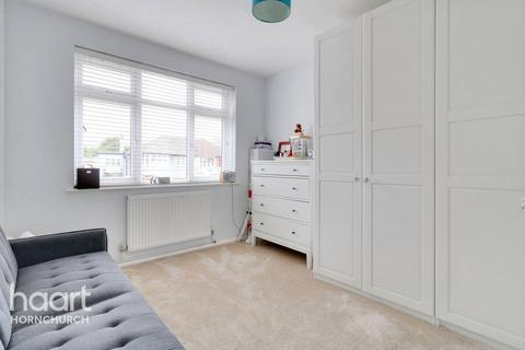 95 Randall Drive, Hornchurch, RM12 6TA