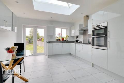 95 Randall Drive, Hornchurch, RM12 6TA