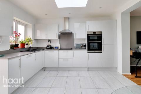 95 Randall Drive, Hornchurch, RM12 6TA