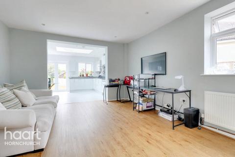 95 Randall Drive, Hornchurch, RM12 6TA