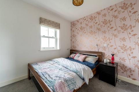 3 bedroom end of terrace house to rent, Westmount Close, Worcester Park, KT4