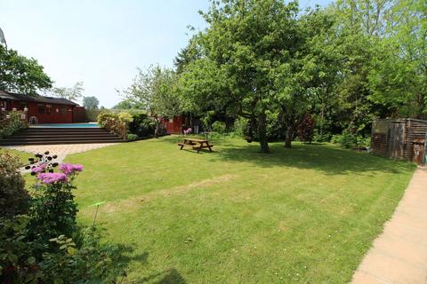 15 Chalmers Road, Ashford, TW15 1DT