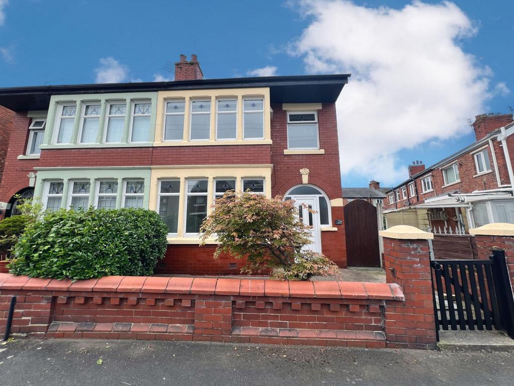 North Avenue, Layton FY3 3 bed semidetached house for sale £140,000
