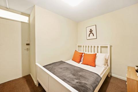 1 bedroom in a house share to rent, Chippenham Road, London W9