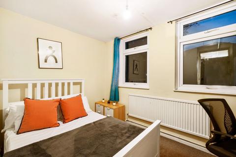1 bedroom in a house share to rent, Chippenham Road, London W9