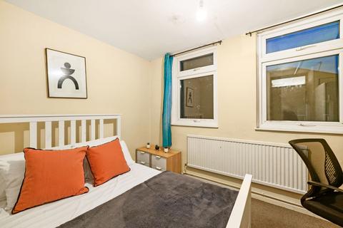 1 bedroom in a house share to rent, Chippenham Road, London W9