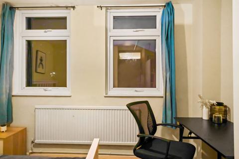 1 bedroom in a house share to rent, Chippenham Road, London W9