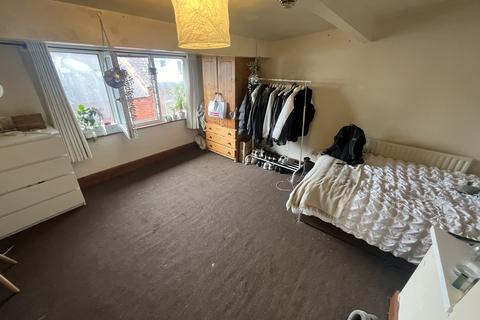 6 bedroom terraced house to rent, Manor Drive, Headingley, Leeds, West Yorkshire, LS6