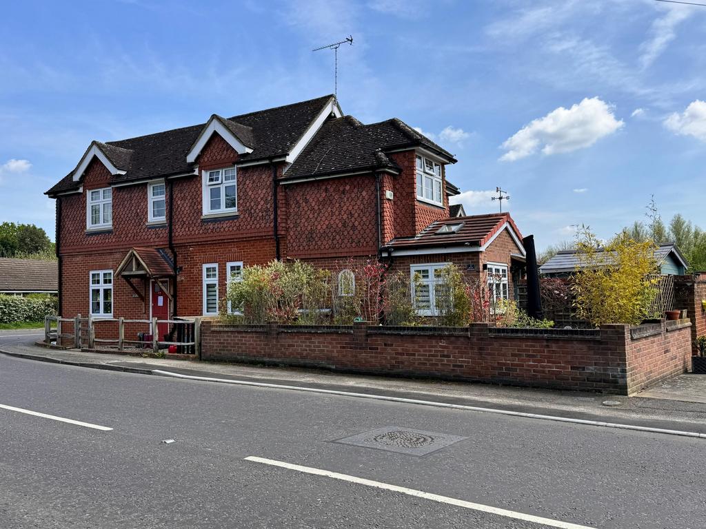 Fox Corner, Worplesdon, GU3 2 bed end of terrace house £489,950