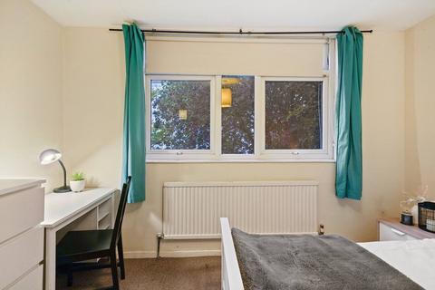 1 bedroom in a house share to rent, Chippenham Road, London W9