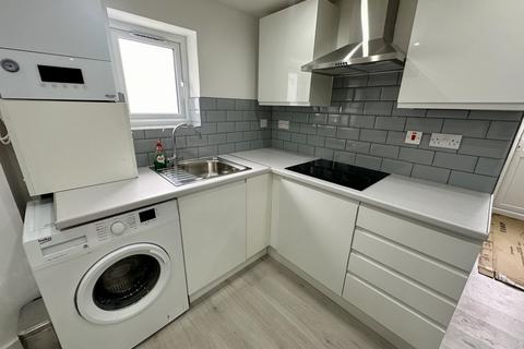 Studio to rent, Glamis Crescent, Hayes, Greater London, UB3