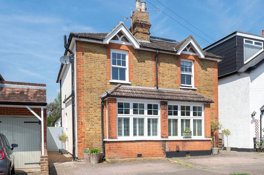 Mayo Road, WaltononThames, KT12 3 bed semidetached house for sale