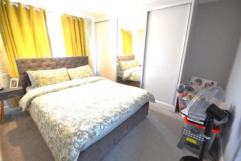 3 bedroom house to rent, Dawes Moor Close, Slough, SL2