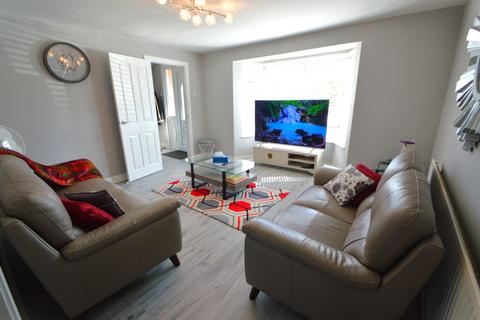 3 bedroom house to rent, Dawes Moor Close, Slough, SL2