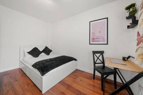 1 bedroom in a house share to rent, Lowfield Road, London W3