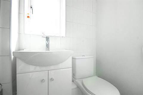 2 bedroom flat to rent, Friends Avenue, Cheshunt, Waltham Cross, Hertfordshire, EN8