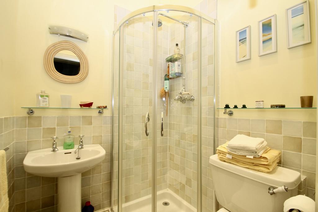 En suite to bedroom 1