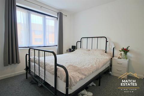 2 bedroom flat to rent, Dover Road, Folkestone CT19