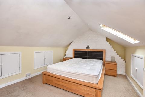 3 bedroom flat to rent, Trentham Street Southfields SW18