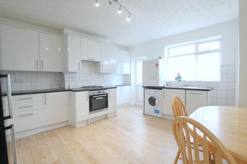 4 bedroom flat to rent, Twickenham Road, Isleworth TW7