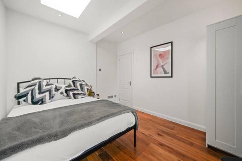 1 bedroom in a house share to rent, Lowfield Road, London W3
