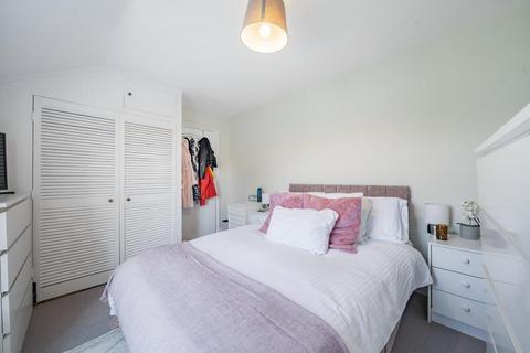 3 bedroom flat for sale, Lavender Gardens, Battersea