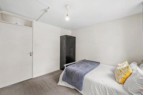 1 bedroom in a house share to rent, Chippenham Road, London W9