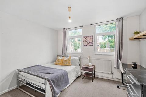 1 bedroom in a house share to rent, Chippenham Road, London W9