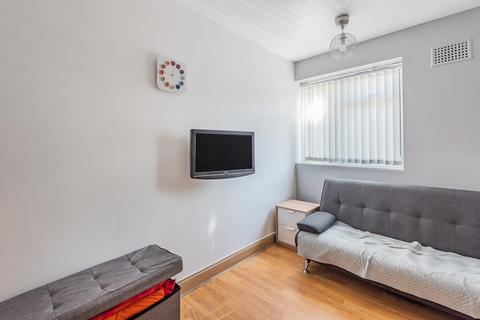 3 bedroom apartment to rent, Kingsnympton Park, KT2
