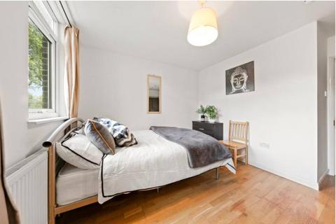 1 bedroom in a house share to rent, Chippenham Road, London W9