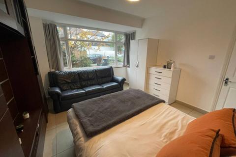 1 bedroom in a house share to rent, Cleveley Crescent, London W5