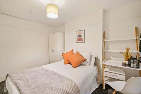 1 bedroom in a house share to rent, Lanark Place, London W9