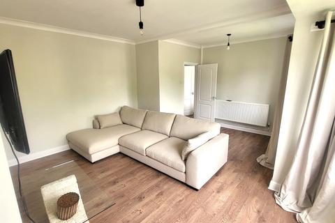 2 bedroom maisonette to rent, Sandringham Drive, Leeds LS17
