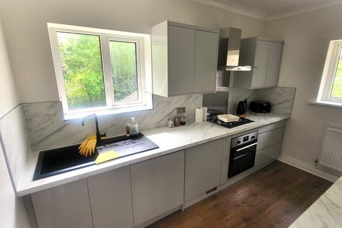 2 bedroom maisonette to rent, Sandringham Drive, Leeds LS17