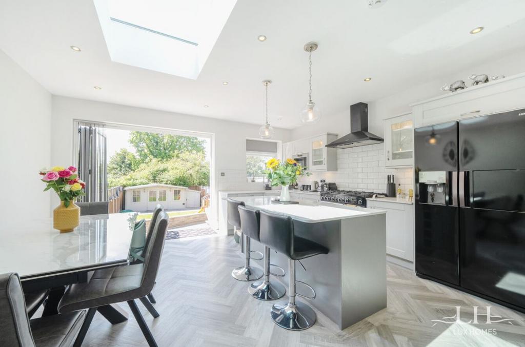 Hillview Avenue, Hornchurch 3 bed semidetached house for sale £600,000
