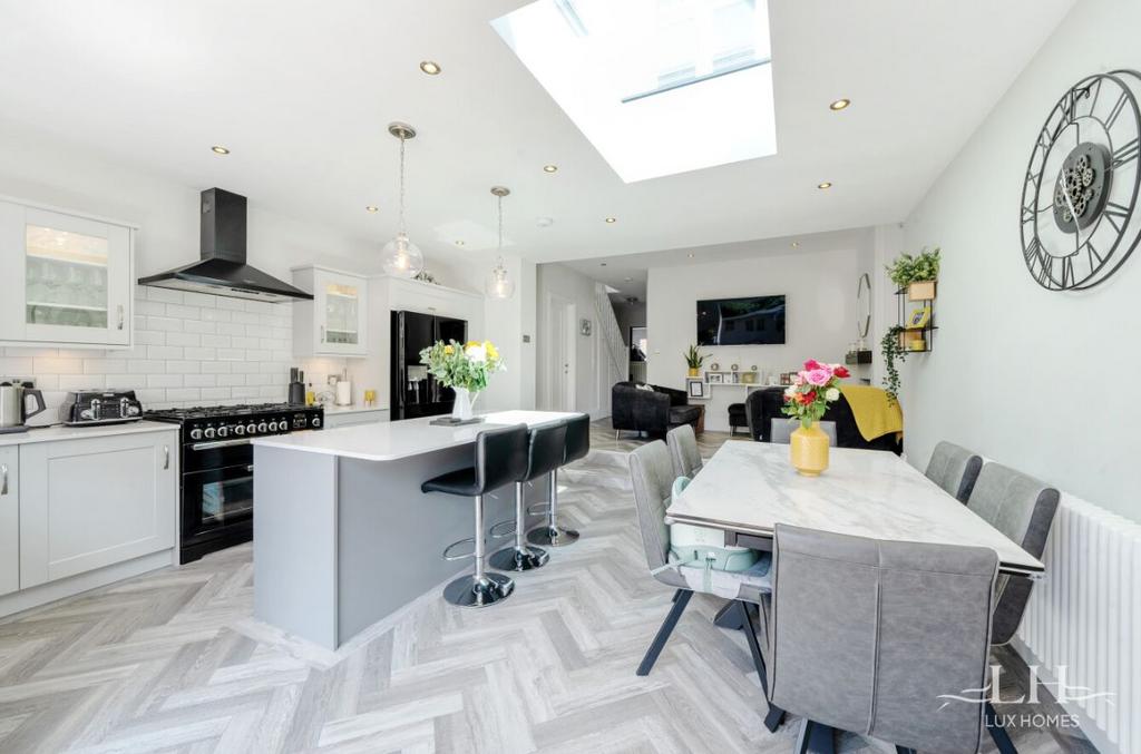 Hillview Avenue, Hornchurch 3 bed semidetached house for sale £600,000