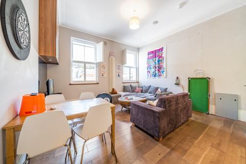 2 bedroom apartment to rent, Edgeley Road Clapham Common SW4